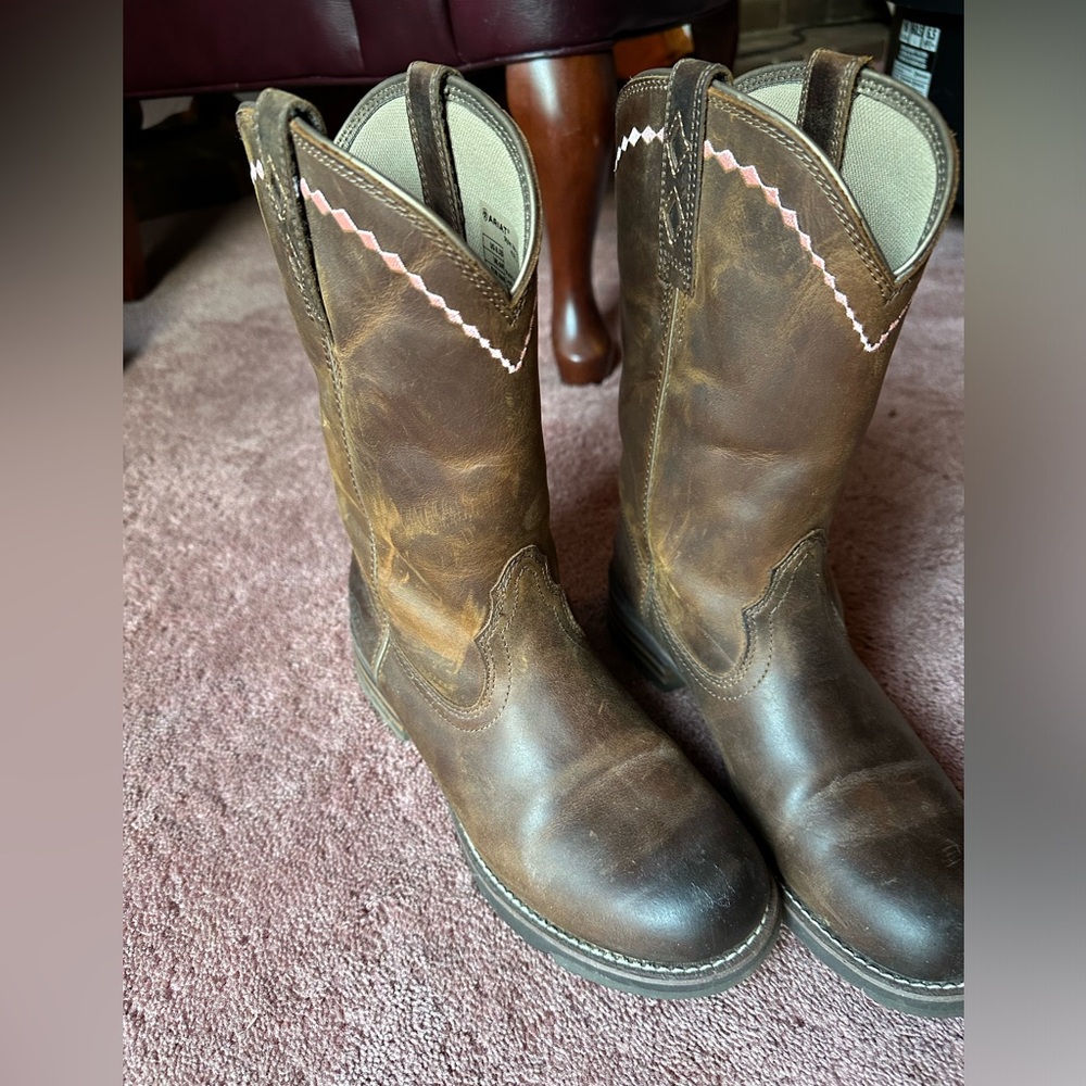 Women’s Ariat Boots with pink trim size 8.5 - Picture 3 of 5